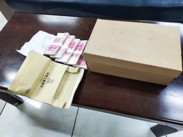 配查网 保洁阿姨拾金不昧 警民暖心接力五万元现金完璧归赵
